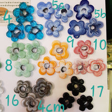 Load image into Gallery viewer, New Flowers 4 cm old Technique Glass Beads