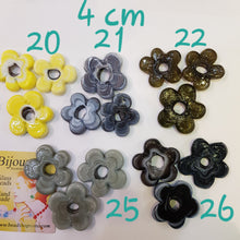 Load image into Gallery viewer, New Flowers 4 cm old Technique Glass Beads