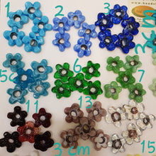 Load image into Gallery viewer, New Flowers 3 cm old Technique Glass Beads