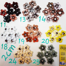 Load image into Gallery viewer, New Flowers 2 cm Old Technique Glass Beads