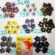 Load image into Gallery viewer, New Flowers 2 cm Old Technique Glass Beads