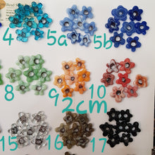Load image into Gallery viewer, New Flowers 2 cm Old Technique Glass Beads