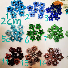 Load image into Gallery viewer, New Flowers 2 cm Old Technique Glass Beads